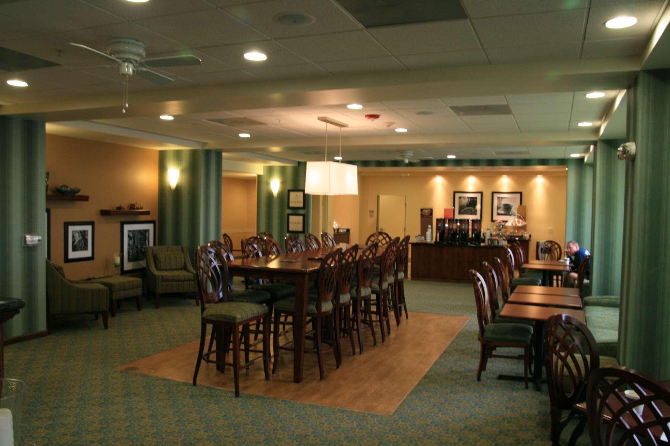 Hampton By Hilton Hotel Brentwood Restaurant photo