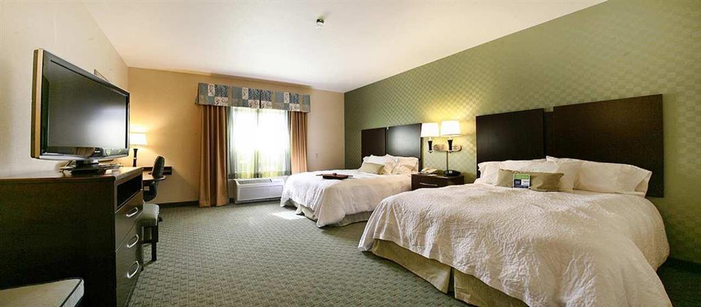 Hampton By Hilton Hotel Brentwood Room photo