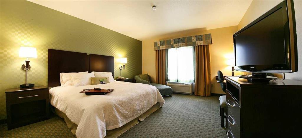 Hampton By Hilton Hotel Brentwood Room photo